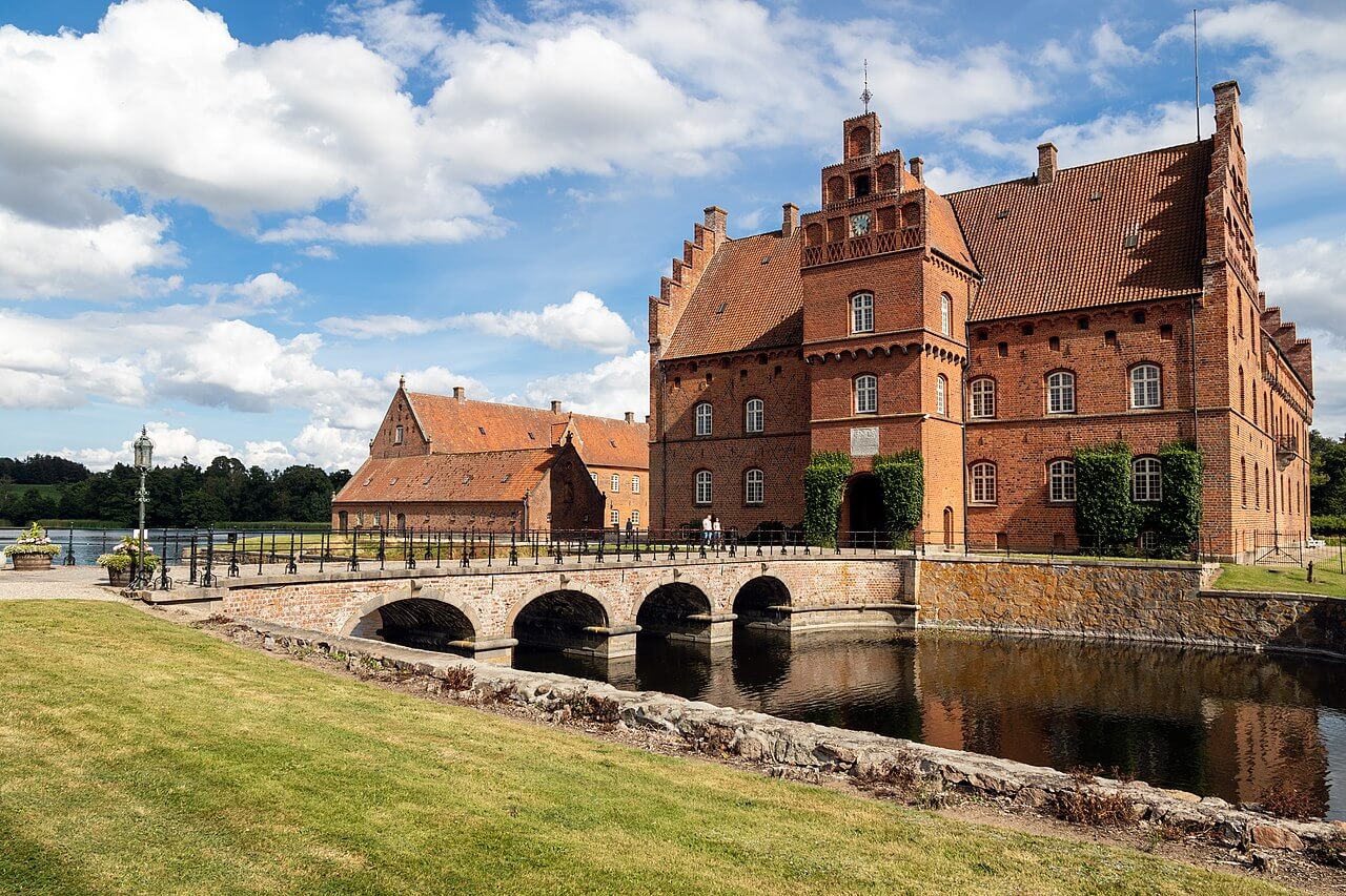 Kun få minutters kørsel fra Villa Sofie finder I Gisselfeldt Kloster.