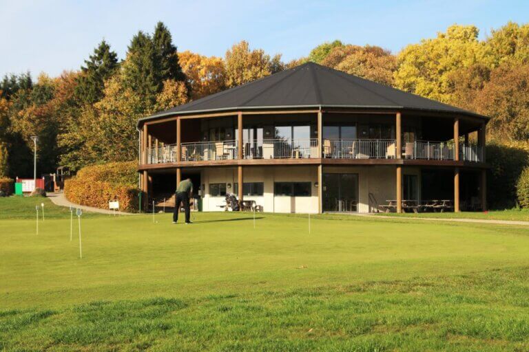 Kun et par minutters kørsel fra Villa Sofie ligger Rønnede Golfklub.