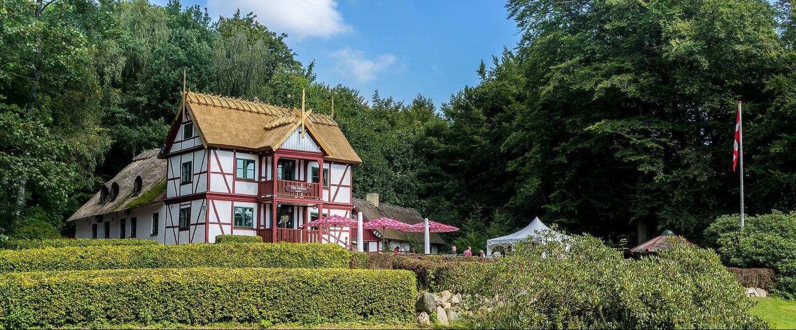 Villa Gallina er en af Danmarks smukkest beliggende restauranter og ikke langt fra Villa Sofie.